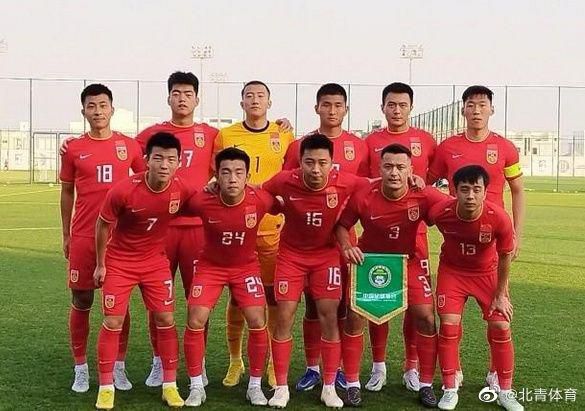 被两个男人按住吃奶好爽